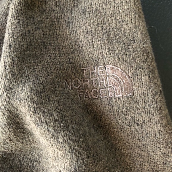 Woman’s North Face pullover with hood - Picture 4 of 7